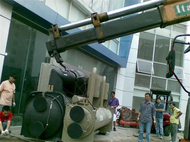 关岭随车吊和汽车吊的核心区别是什么？哪种更省钱？